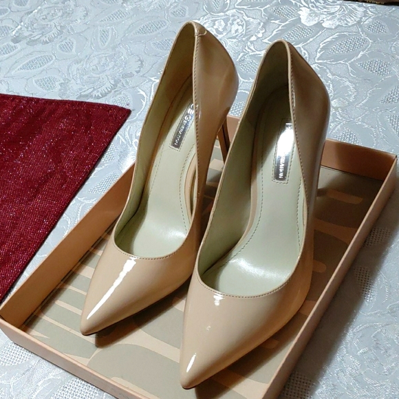 Sexy Nude Pumps - Picture 1 of 2